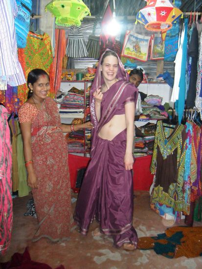 Caroline scheint sich im Sari sichtlich wohl zu fuehlen 