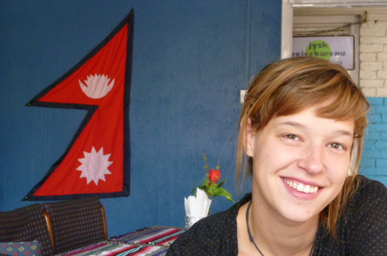 Die Bedeutung der Flagge von Nepal:
- Blau symbolisiert Frieden
- Rot ist die nepalesische Nationalfarbe
- Halbmond und Stern symbolisieren die Hoffnung, die Nation möge so lange Bestand haben wie diese Himmelskörper
- Die zwei Zipfel stehen für die Bergspitzen des Himalaya.