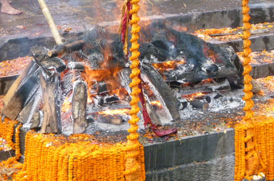In Pashupatinath in Kathmandu werden die Leichen der Angehoerigen verbrannt. Anschliessend wird die Asche dem Fluss uebergeben.