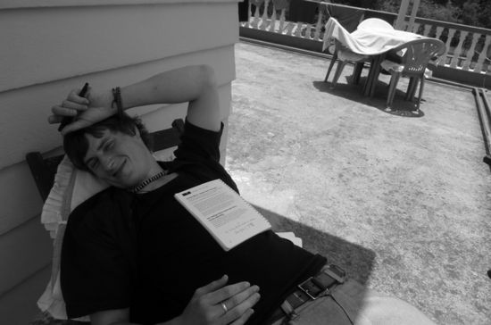 Person B am Relaxen