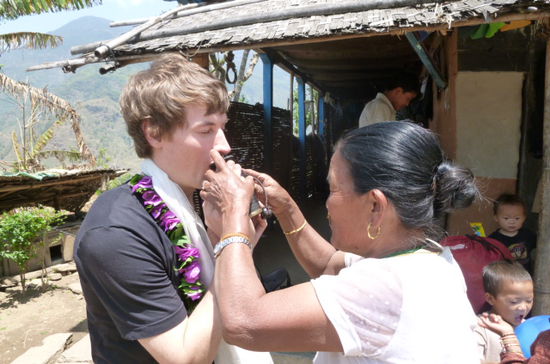 Zum Abschluss ein Blumenkranz, ein Seidenschal und ein Schluck Arak (Schnaps). So gross ist die Nepali-Gastfreundlichkeit