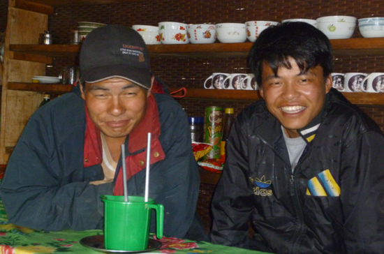 Carga und Santosh am Dungba trinken (das ist ein traditioneller Nepalidrink aus Getreide)