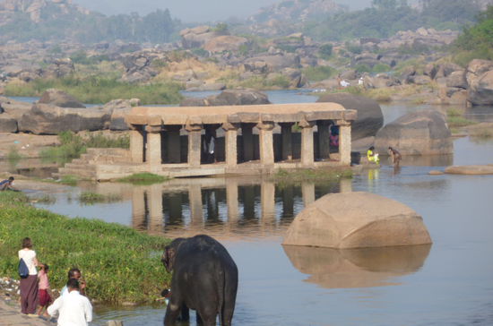 Morgentliche Toilette vom grauen Riesen und den Indern im Thungabadra River