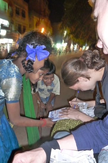 In Indien fuehlt man sich zwischendurch wie ein Star! Fotos werden von uns geschossen, Blicke verfolgen uns und Autogramme werden gesammelt... Was fuer ein Gefuehl!