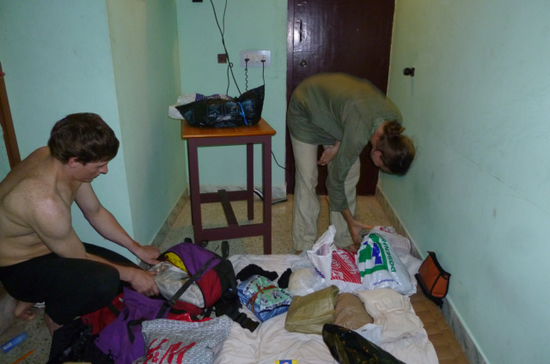 Fuer Person A ist leider schon Packen angesagt. Person B hilft dabei. Schliesslich ist er ein Gentleman