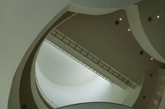 1. Man koennte ein Kunstmuseum besuchen... (Museum of building and arts in Bangkok)
