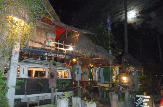 15. Man koennte in einer Bar verweilen... (da erhielten wir eine private Feuerschau und ein privates Konzert) Achtung- man bemerke den Vollmond obend rechts