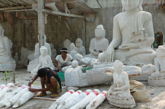 Buddhastatuen bei ihrer Entstehung