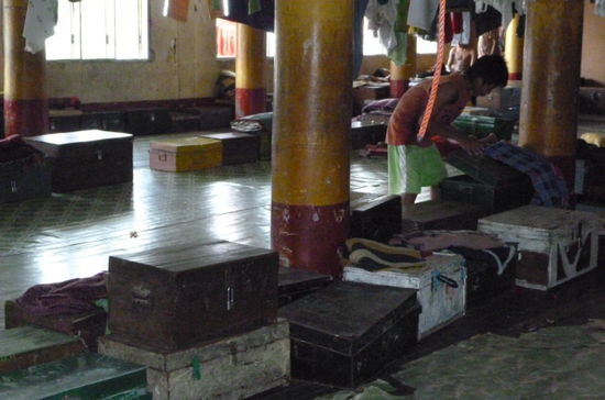 Im Waisenhaus in Yangon. Jedes Kind hat seine Koffer mit seinen wenigen Habseligkeiten...