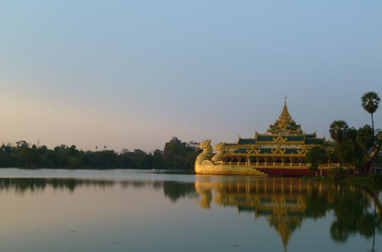 Karaweik-Schiff, auch königliche Barke genannt, auf dem Kandawgyi-See in Yangon