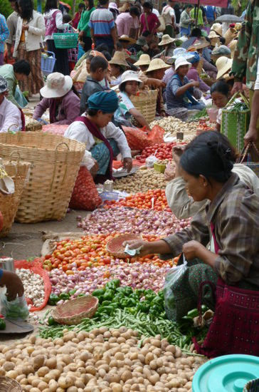 emsiges Markttreiben in Kalaw