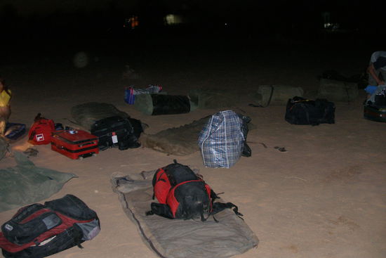 unsere Sleeping Swags. In mitten der Wueste auf Sand 