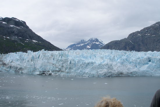 Gletscher, der bis ins Wasser ragt.