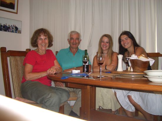 ...Merryline und Tony beim selbstgemachten Mangowein schnasseln...