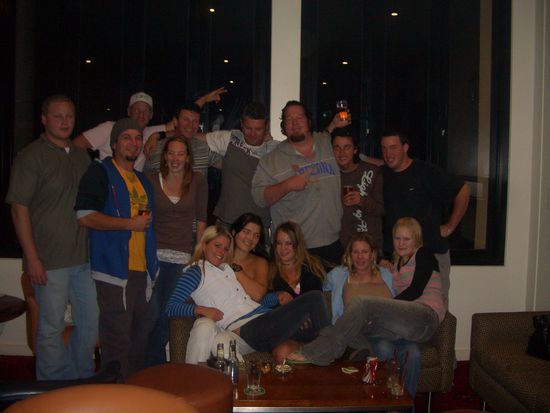 ...viele unserer Freunde im geilen Lakes Entrance im Cenny (unser Stammpub zum taeglichen Komasaufen...