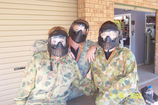 ...mit Alfred und den ganzen Atzen beim Paintball...da tat uns noch nix weh...