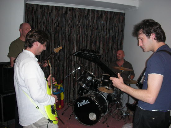 ...das ist Alfreds Band beim Proben zu Hause...manchmal wurden wir sogar liebevoll vom Schlagzeug am Morgen geweckt...