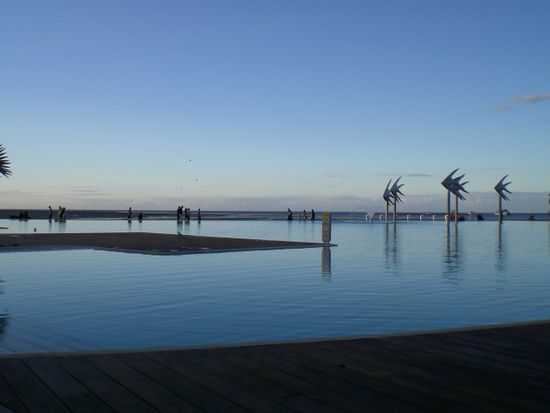 ...und das ist der geile oeffentliche Mega-Pool in Cairns...schliesst fast direkt an den Ozean an...