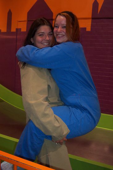 ...kurz vorm freien Fall...man ist irgendwie echt aufgeregt, wenn man da so haengt, aber geht ja nur 2 Meter runter...aber hat Spass gemacht...