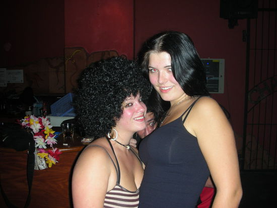 ...da haben wir mal was neues mit Susanns Haaren ausprobiert...sie wollte ja schon immer schwarz haben...gefaellts euch?...ich hab mich schon dran gewoehnt...