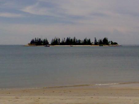 Eine der 99(+-10) Inseln des Langkawi Archipels mit Strand.