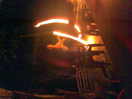 Party!
Hier eine Feuer schwingende Chicka.