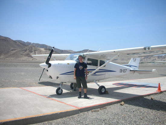 Mit dieser kleinen Cessna folgen wir ueber die Linien