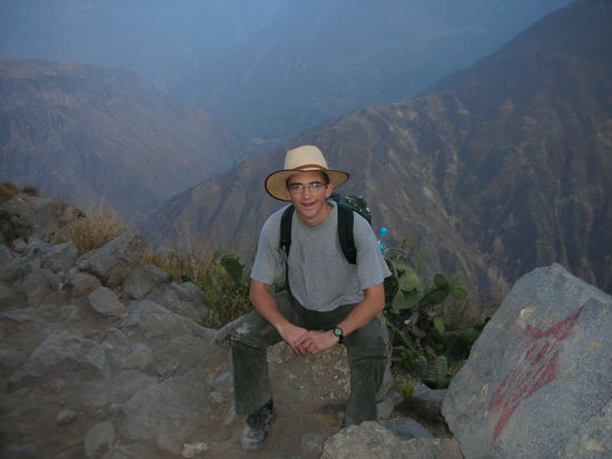 Morgens um vier Uhr. Andres hatte sogar noch Karft anstaendig auf diesm Foto auszusehen. Bei Uafsteig im Colca Canyon