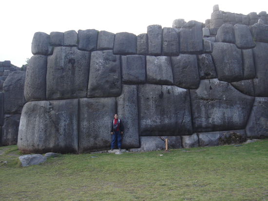 Grosse Steine, kleines Maedchen. Bei der Ruine von Sacsayhuaman