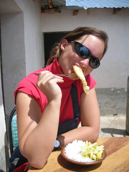 Essen verlernt man hier auch schnell besonders wenn man kein Messer besitzt...
(ich mit meinem Spiegelei)