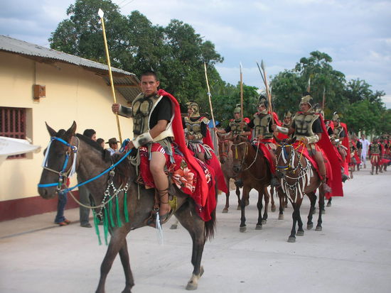 traditionelle Ritter am Umzug von Reyes
