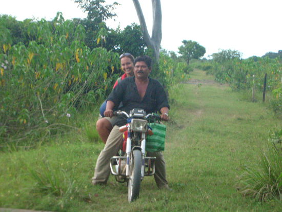 Noemi auf dem Motorrad von herrn Valdivio, wie gesagt wir furwen ueber Stock und Steine. Hatte zum Glueck nicht gereget, aber war supper