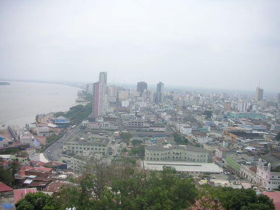 Sicht vom Leuchtturm aus ueber die groesste Stadt Ecuadors