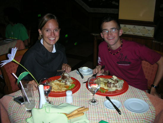 Ja da haben wir zwei glueckliche Gesichter. Es gab was wunderbares zu Essen.
