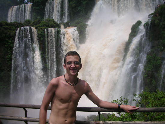 Ja, die Maenner haben es praktisch wenn alles so nass ist.