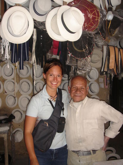 Mit Señor Pulla. Dem aeltesten Panamahutmacher der Stadt