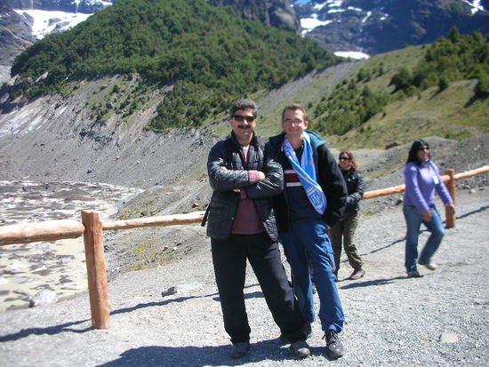 So da  bin ich mit dem netten Argentinier vor dem Ventisquero negro, dem Schwarzensee mit weissen Flecken.