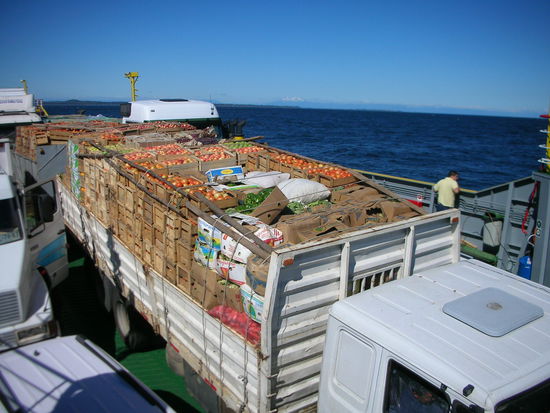 So wird die Verpflegunf auf die insel Chiloe  transportiert. Im Hintergrund die Schneebergen.