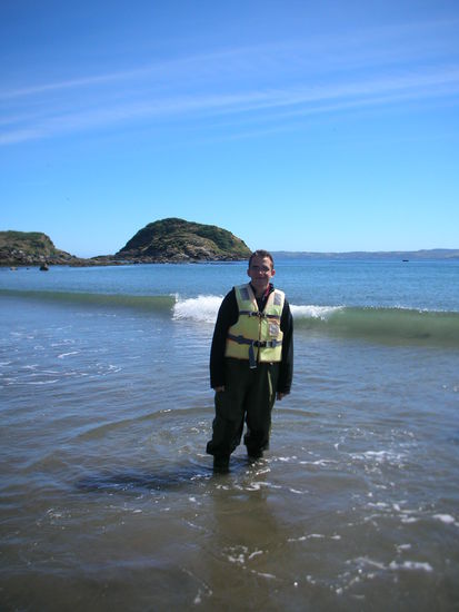 so waderten wir zum Schlauchboot.