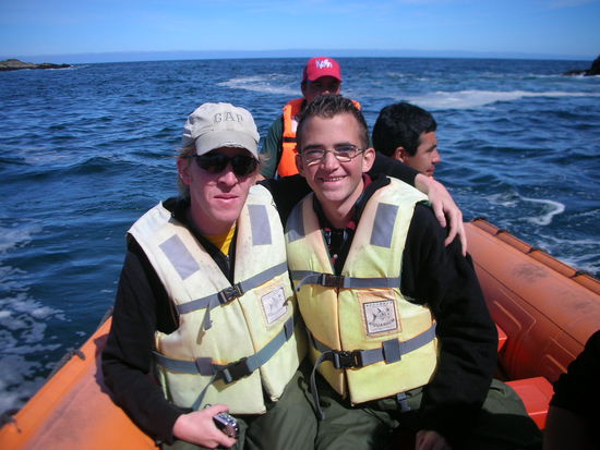 Mein treuer Reisecompan Martin und ich, im Schlauchboot sitzend.