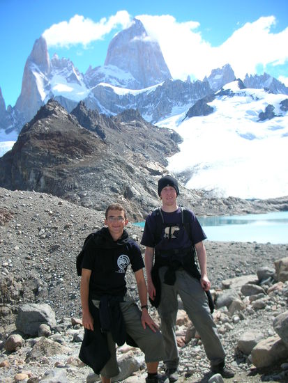 Zwei tapfere Wanderer vor dem selten zu sehenen Fitz Roy und dem Lago de los Tres