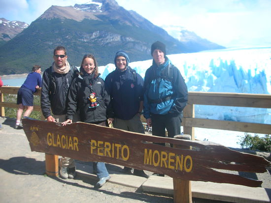 Gruppenphoto mit Valerie, Sylvain, Martin und mir vor dem Perito Moreno Gletscher