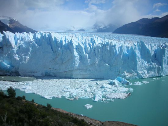 So sieht es aus, wenn die Eisbloecke ins Wassser gestuerzt sind.
