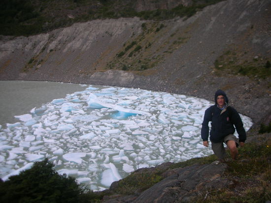Ja das ist die Eisschicht die vom Gletscher Grey hierher geschwommen ist. Hier war es sau kalt und windig.