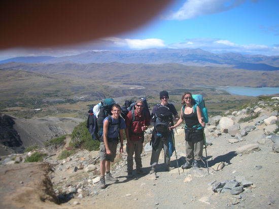 Ja das sind wir 4 Wanderer, von rechts nach links Valeri, Martin, Sylvain und Ich. leider hatte der Deutsche Photograph noch sein Finger auf der Photo verewigt.