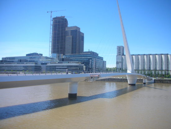 das ist die Puenta del Mujer, die man oeffnen kann.Sie liet am Puerto Madero