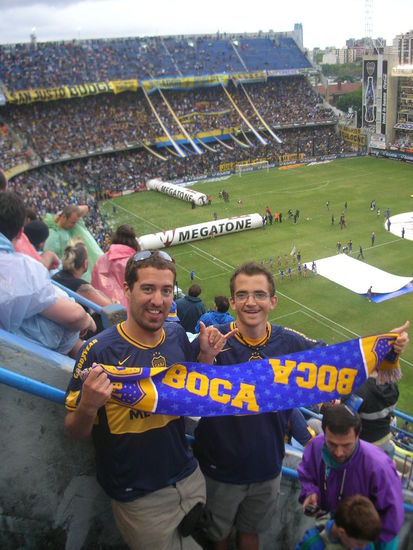 Das war in der Halbzeit vom Spiel Boca gegen San Lorenzo, im Hintergruns sieht man die Bocafaenkurve.