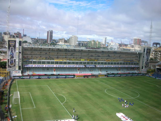 Hier sieht ma die Haupttribuene mit den Logenplaetze, wo sich auch maradona befinden sollte.