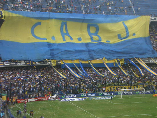 Hier noch ein anderes Bild asu der Faenkurfe, uebrigens der groessste Faenclub heisst "der 12 Spieler", und darum hattten sie ueberal Fahnenen mit der Nr. 12.