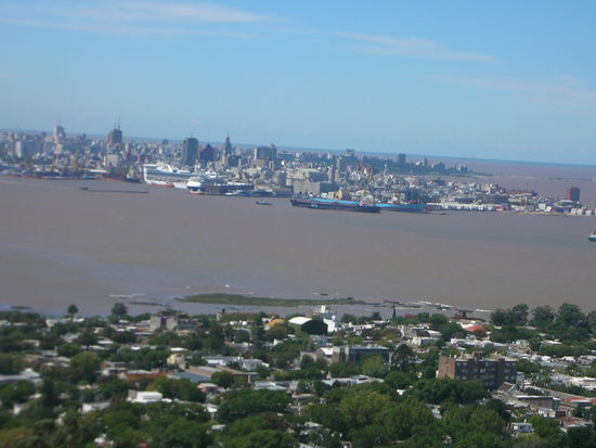 Das ist die Sicht vom Cerro aus, auf den Hafen und auf die Altstadt von Montevideo
